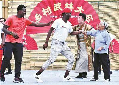 涨坑村“武林大会”上，张荷仙奶奶教外国友人武术