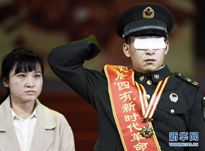 2019年1月，在陆军首届“四有”新时代革命军人标兵颁奖仪式上，杜富国敬军礼。新华社记者 张永进 摄