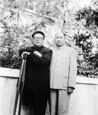 钟赤兵（左一）与战友李天佑，参加长征时，李天佑也刚过20岁