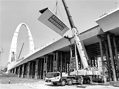 昨天大桥的最后一节梁段被吊起，零误差地嵌入合龙口 摄影/本报记者 李天际