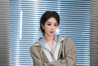 在寒冷的冬天，随性慵懒的运动衫也能穿出风格