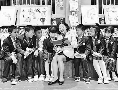 在贵州贵阳某小学举办的“阅读红色经典 致敬百年征程”读书日活动上，老师带领孩子们阅读。新华社发