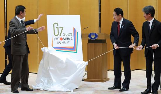G7峰会当地时间19日将在日本广岛召开，图为G7峰会标志揭幕现场。图源：time