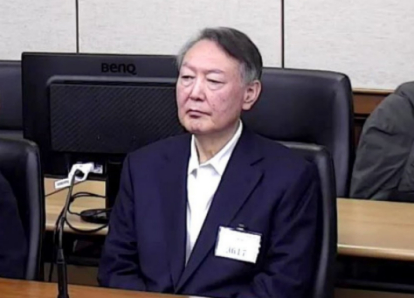 尹锡悦于2月19日下午在韩国首尔中央地方法院出庭 图：环球时报援引自韩媒