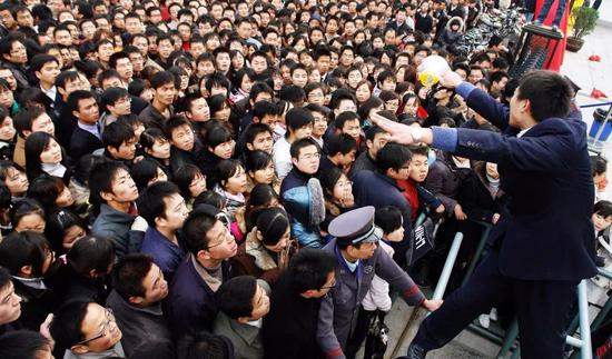 现在的天狮，鼓励加盟伙伴们建立保健品营销帝国，用财富，改变自己的命运。