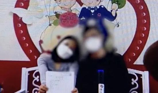  李某在结婚登记日自杀身亡，图为韩媒披露的李某与未婚夫登记结婚时的合影