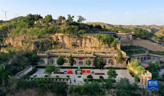 游人在陕西省榆林市米脂县杨家沟革命旧址参观（9月10日摄，无人机照片）。新华社记者 陶明 摄