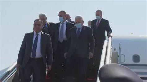 阿巴斯（右2）抵达北京  图：巴勒斯坦媒体