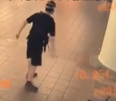  ▲嫌犯丢掷烟雾弹（视频截图）