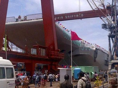 2013年8月12日，“维克兰特”号航母首次正式下水