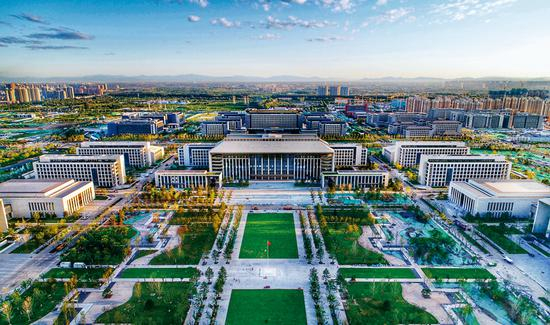 规划建设北京城市副中心，是习近平总书记亲自提出并推动的重大战略决策，是千年大计、国家大事。北京城市副中心将建设成为新时代的精品城市，为谱写中华民族伟大复兴中国梦的北京篇章作出示范。图为北京城市副中心行政办公区鸟瞰图。 北京日报社供图