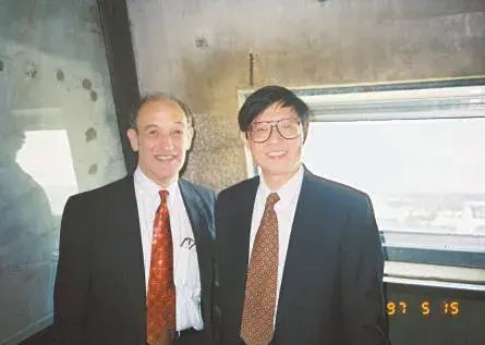 1997年，美国哈佛费正清东亚中心主任傅高义（左）和中国驻美国大使馆公使周文重在华盛顿纪念碑顶。受访者供图