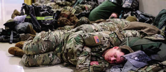  1月13日，美国国会大厦访客中心的国民警卫队队员