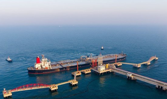 12月18日，海南洋浦港，海南自由贸易港迎来全岛封关，一艘装载着石化原辅料的船舶停靠在国投洋浦油储码头，这是封关后的第一批“零关税”通关货物。（视觉中国）