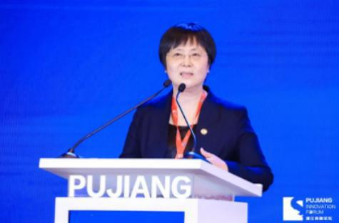  6月3日下午，军事科学院研究员、中国工程院院士陈薇在2021浦江创新论坛进行大会报告，表示正在研发吸入式疫苗。