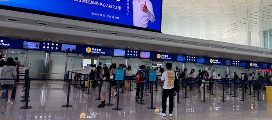 旅客在机场办理安检。受访者供图