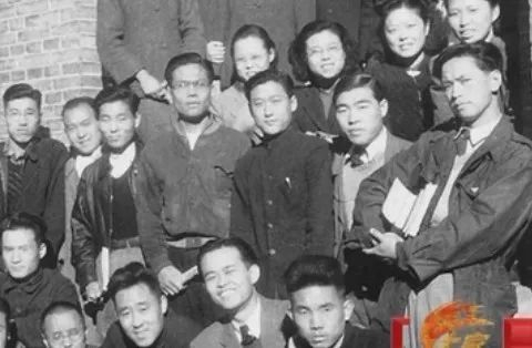 顾方舟跟同学在一起（二排右一）