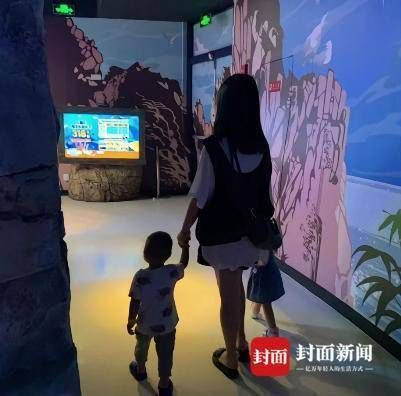 陈美霖和孩子们。资料图