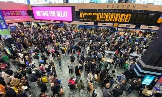 伦敦Euston 车站的人群在向北开行的火车服务延误后。