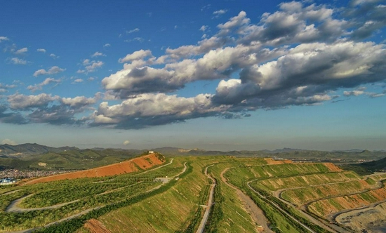 这是唐山市丰润区王官营镇境内的金隅冀东水泥唐山分公司已修复的石灰石矿区（2019年8月30日无人机拍摄）。新华社记者 杨世尧 摄