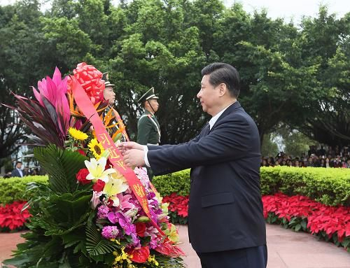 2012年12月7日至11日，习近平在广东省考察工作。这是习近平在深圳莲花山公园向邓小平铜像敬献花篮。新华社记者 兰红光 摄