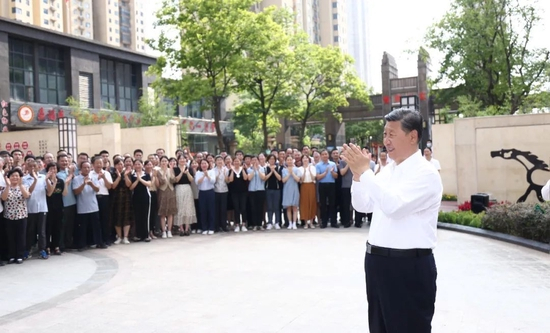 2022年6月28日，中共中央总书记、国家主席、中央军委主席习近平在湖北省武汉市考察。这是28日下午，习近平在东湖高新区左岭街道智苑社区广场同干部群众亲切交流。新华社记者 鞠鹏 摄