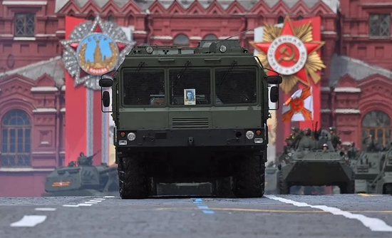 　　当地时间5月9日，俄罗斯首都莫斯科举行俄罗斯纪念卫国战争胜利77周年红场阅兵。“伊斯坎德尔-M”弹道导弹系统亮相。（图源：人民视觉）