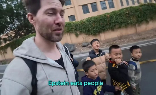  汤米被小孩追问“爱泼斯坦吃人”问题。 图片来源：汤米Sabbatical“油管”（YouTube）视频截图