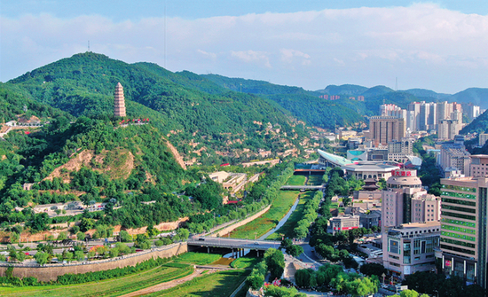  延安市宝塔山风光（2023 年 6 月 26 日摄）张博文摄 / 本刊