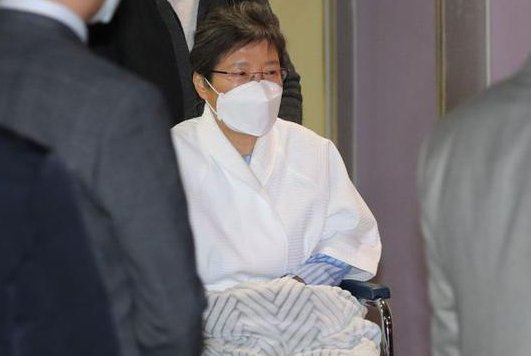  ·在医院接受治疗的朴槿惠。