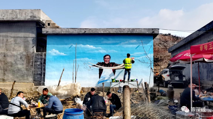 程运付家附近的墙面被用来作画。&nbsp; &nbsp;《等深线》记者 郑丹 摄