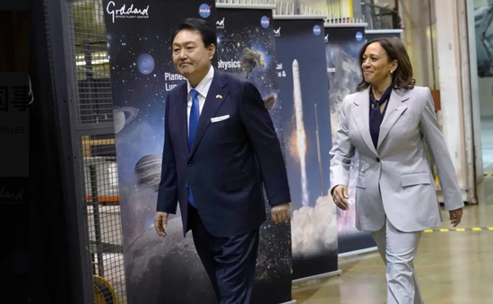 尹锡悦（左）在哈里斯陪同下访问NASA。图源：AP