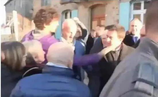 　　·2017年1月17日，法国前总理瓦尔斯在阿莫尔海岸省距圣布里厄市约20公里远的小城市朗巴勒展开竞选活动时，被一名18岁青年扇了一记耳光。图片来源：环球网。