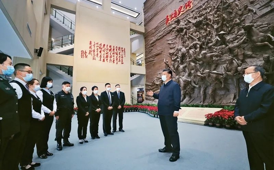 2021年4月25日至27日，习近平在广西考察。这是25日上午，习近平在桂林市全州县，参观红军长征湘江战役纪念馆时，同工作人员亲切交谈。新华社记者 鞠鹏/摄