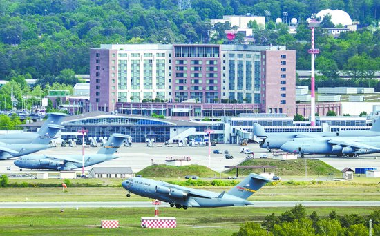  5月初，一架美军飞机从位于德国的拉姆施泰因空军基地起飞。（视觉中国）