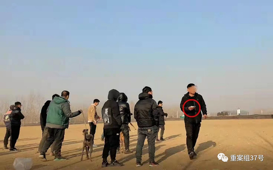 ▲设赌庄家（右一）手拿现金，给参赌人分钱。新京报暗访调查组 摄