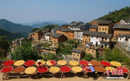 资料图：安徽省黄山市歙县阳产村，村民正在土楼前晾晒农作物。 中新社发 方也亚磊 摄 图片来源：CNSphoto