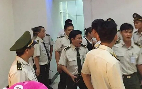 2016年发起对中国游客刁难的越南方面工作人员&nbsp; 图：澎湃新闻