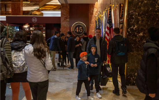 2023年4月1日，纽约曼哈顿中城特朗普大厦纪念品店内的特朗普周边与大厦内购买纪念品的人