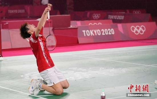 陈雨菲跪地庆祝夺冠。中新社记者 杜洋 摄