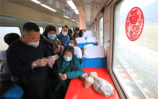  1月15日，从吉林通化开往辽宁丹东的4318次列车上，旅客购买山货。新华社记者 杨青 摄