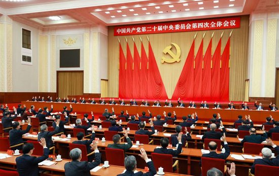 中国共产党第二十届中央委员会第四次全体会议,于2025年10月20日至23日在北京举行。中央政治局主持会议。新华社记者 丁海涛 摄