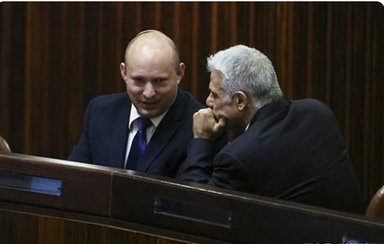  ·6月2日，贝内特（左）与拉皮德在耶路撒冷举行的以色列议会会议中交谈。