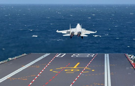 海军福建舰开展入列后首次海上实兵训练期间，歼-15DT舰载机弹射起飞（资料照片）。新华社发（高泽明 摄）