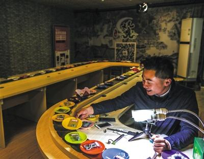 20日，杨子在“寿司”间直播，在这里，商户将货放在寿司盘上，主播挑选自己粉丝需要的货品，进行直播售卖。