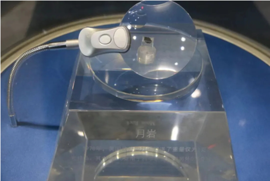 北京天文馆收藏的0.5克月球岩石样本，由阿波罗17号飞船于1972年从月球采集。/&nbsp;北京天文馆