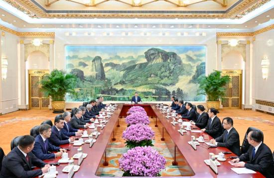 7月15日上午,国家主席习近平在北京人民大会堂集体会见来华出席上海合作组织成员国外长理事会会议的各国外长和常设机构负责人。新华社记者殷博古摄