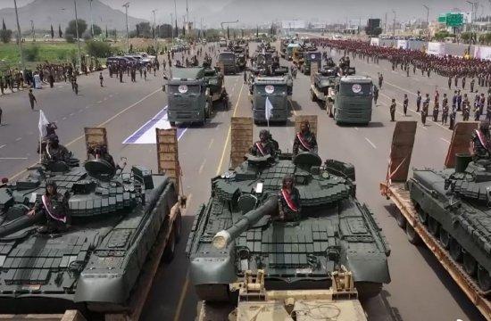 胡塞武装拥有多种型号的坦克,图为其装备的T-80主战坦克。