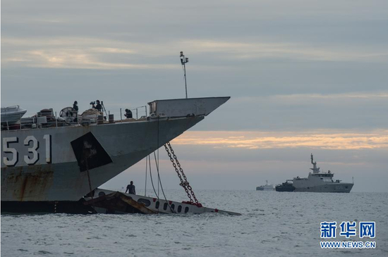 1月10日，搜救船只在印度尼西亚雅加达千岛群岛区域的海域展开搜索。新华社发（维里摄）