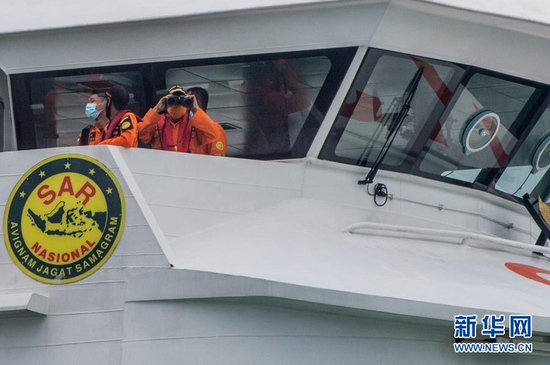 1月10日，搜救人员在印度尼西亚雅加达千岛群岛区域的海域展开搜索。新华社发（维里摄）